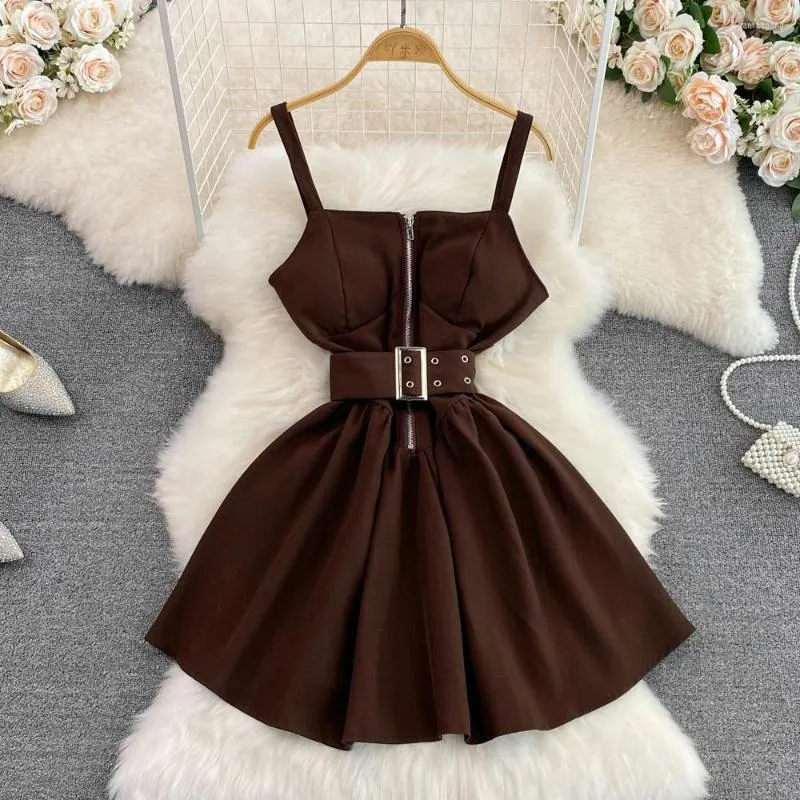 Casual Dresses Retro Sexig söt kryddig Suspender Dress 2023 Summer Vintage Midjan Stäng A-Line Female Backless ärmlös fluffig
