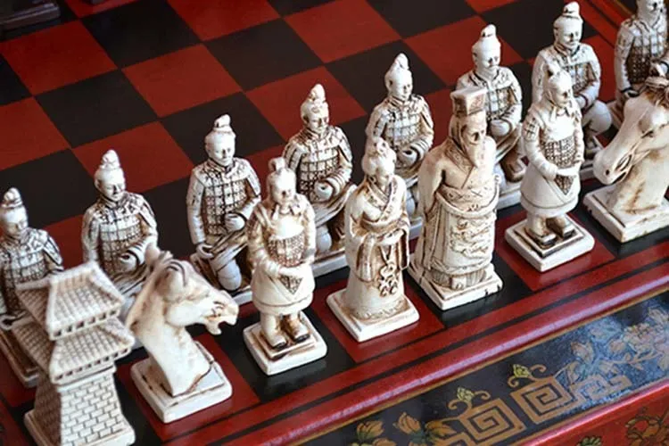 大型　中国製チェスセット　古代中国フィギュアのチェス駒　35cmX35cm 古典的な木製チェスセット を￥8,725 | DHgate