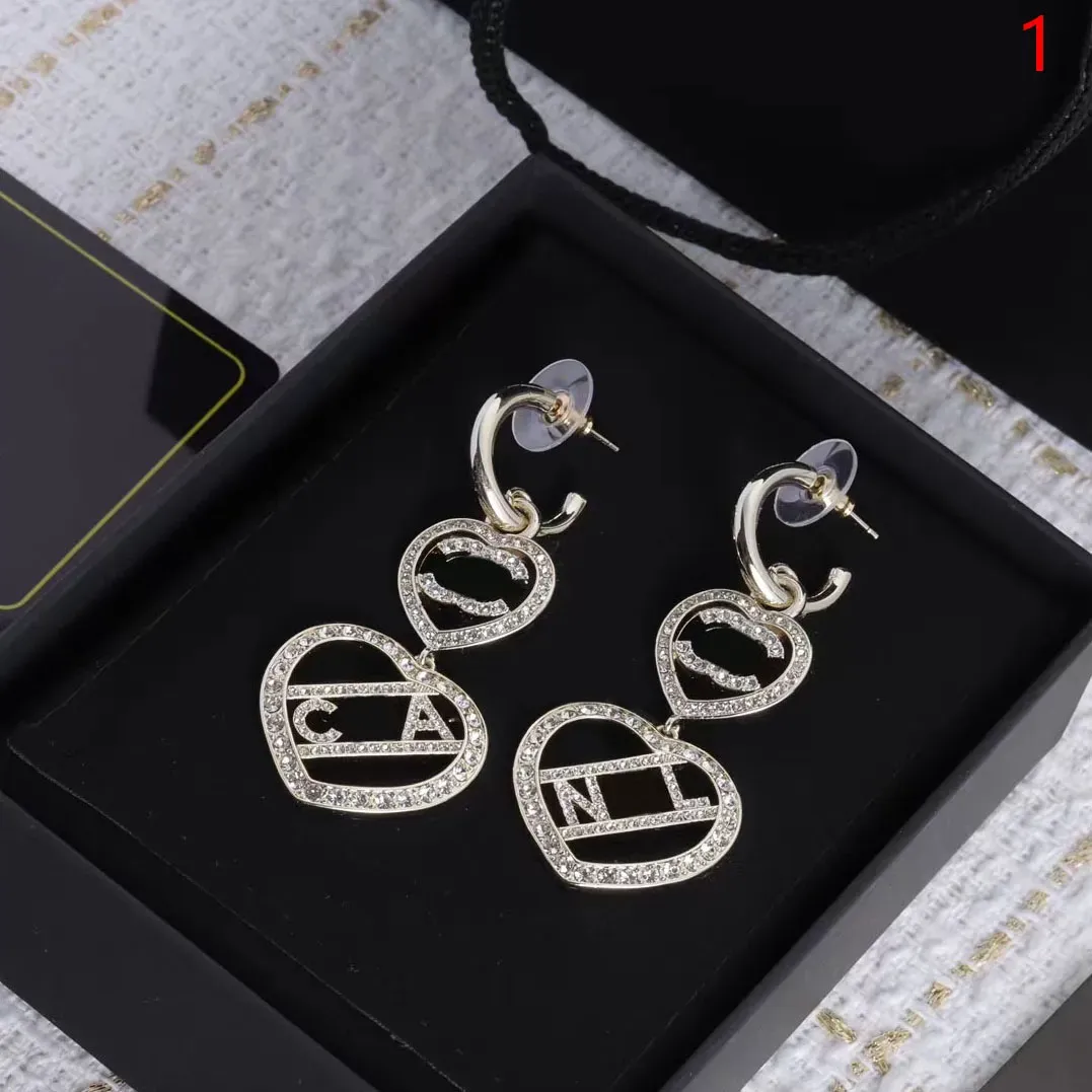 2023 New Women 's Earrings Collection. 패션 기질 숙녀 귀걸이. 클래식 디자이너 귀걸이. 보석을위한 웨딩 파티 선물.