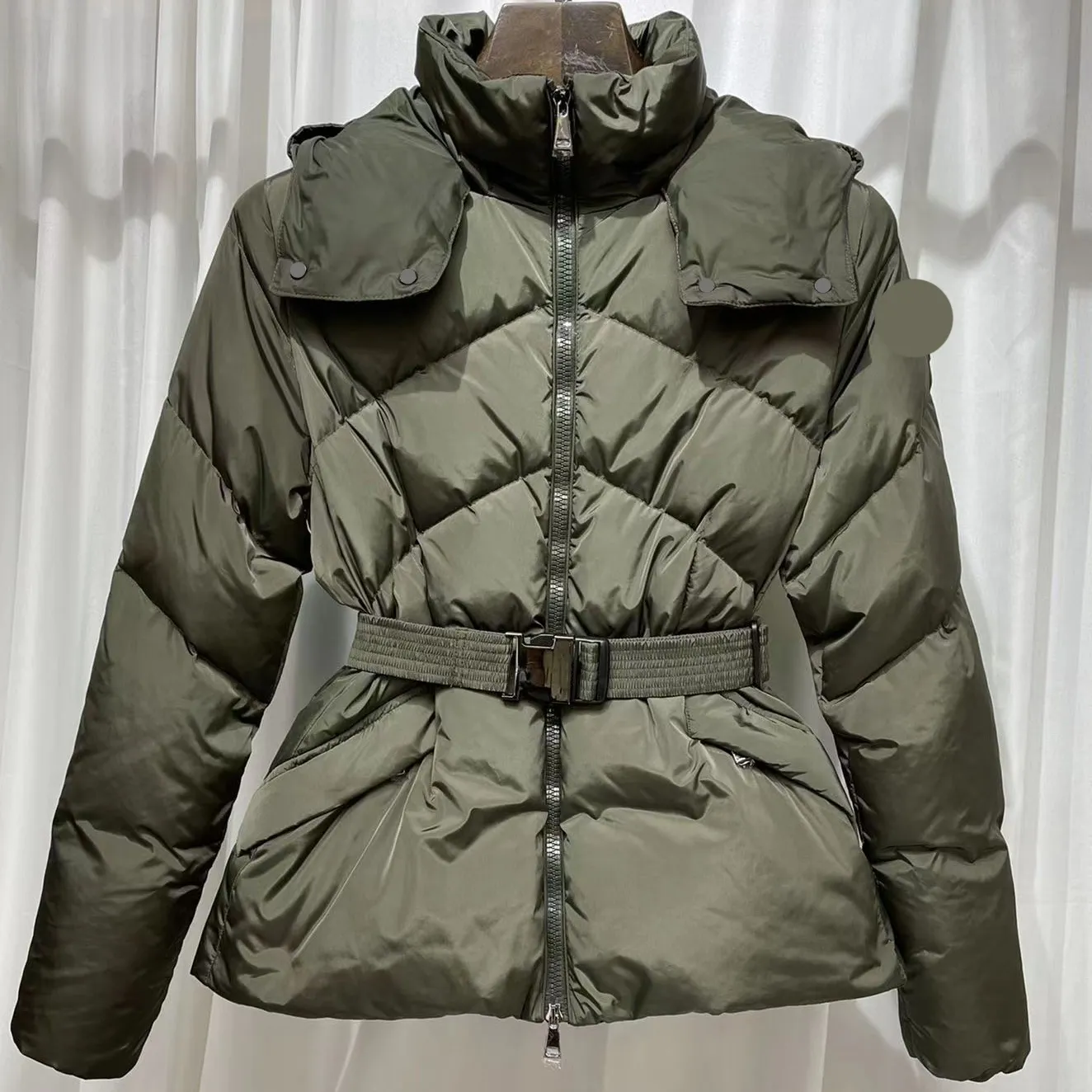 Marque De Createur Francaise M Home Pour Femme Doudoune Avec Badge Brode Col En Fourrure Veste Dhiver Pour Garder Au Chaud Doudoune Ceinturee Pour Femme Veste A Capuche Taille NFC 1 2 3 4. Du