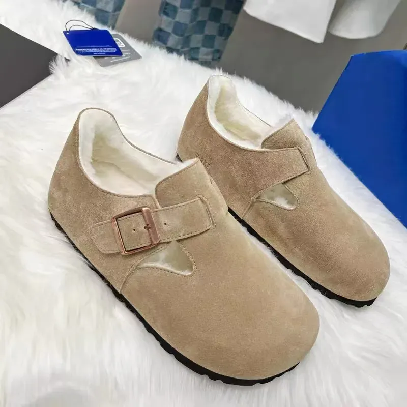 Cozy Flat Comfort Clog zoccolo da donna di design in pelle di vitello scamosciata con fodera in shearling aderente, comfort di un plantare anatomico e micro suola leggera a2