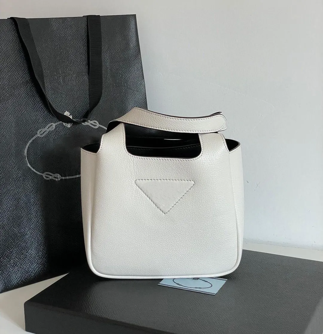 Qualité miroir Sac fourre-tout en cuir de vachette Prad Panier Triangle Femmes Homme Designer Voyage Sac à main en cuir véritable Pochette à bandoulière Fermeture magnétique Sacs à bandoulière