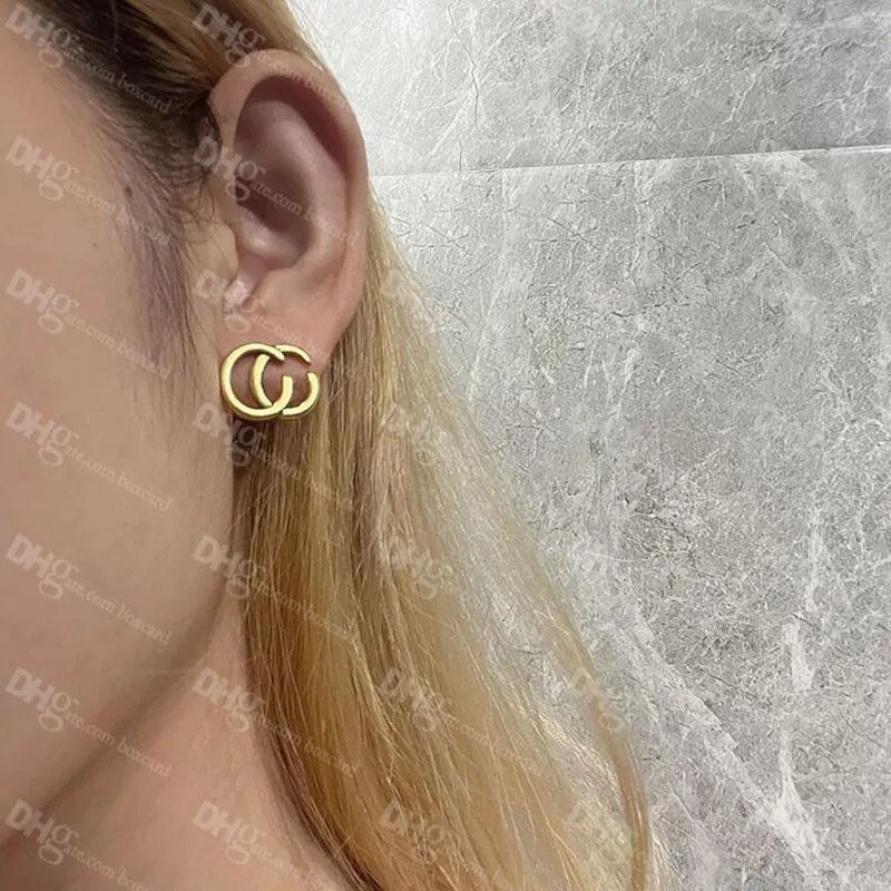 Vintage Designer Letter Charm Earrings Interlocking Alphabet Eartrop Women Simple Style Studs E Party Date Ear Ear Studs With Box251D