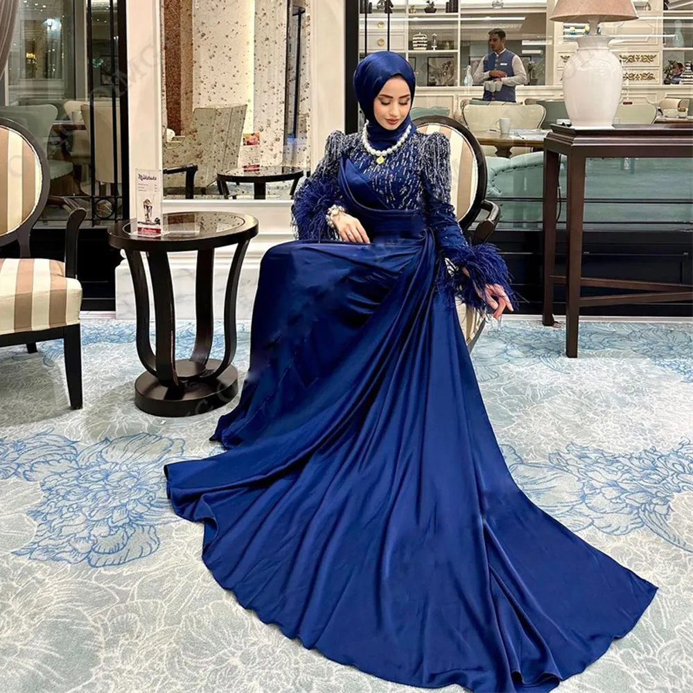 Abiti da ballo musulmani moderni in rilievo Manica in piuma Sirena Kafan Abito da sera Piega in raso Arabo Dubai Hijab Abito formale 326 326