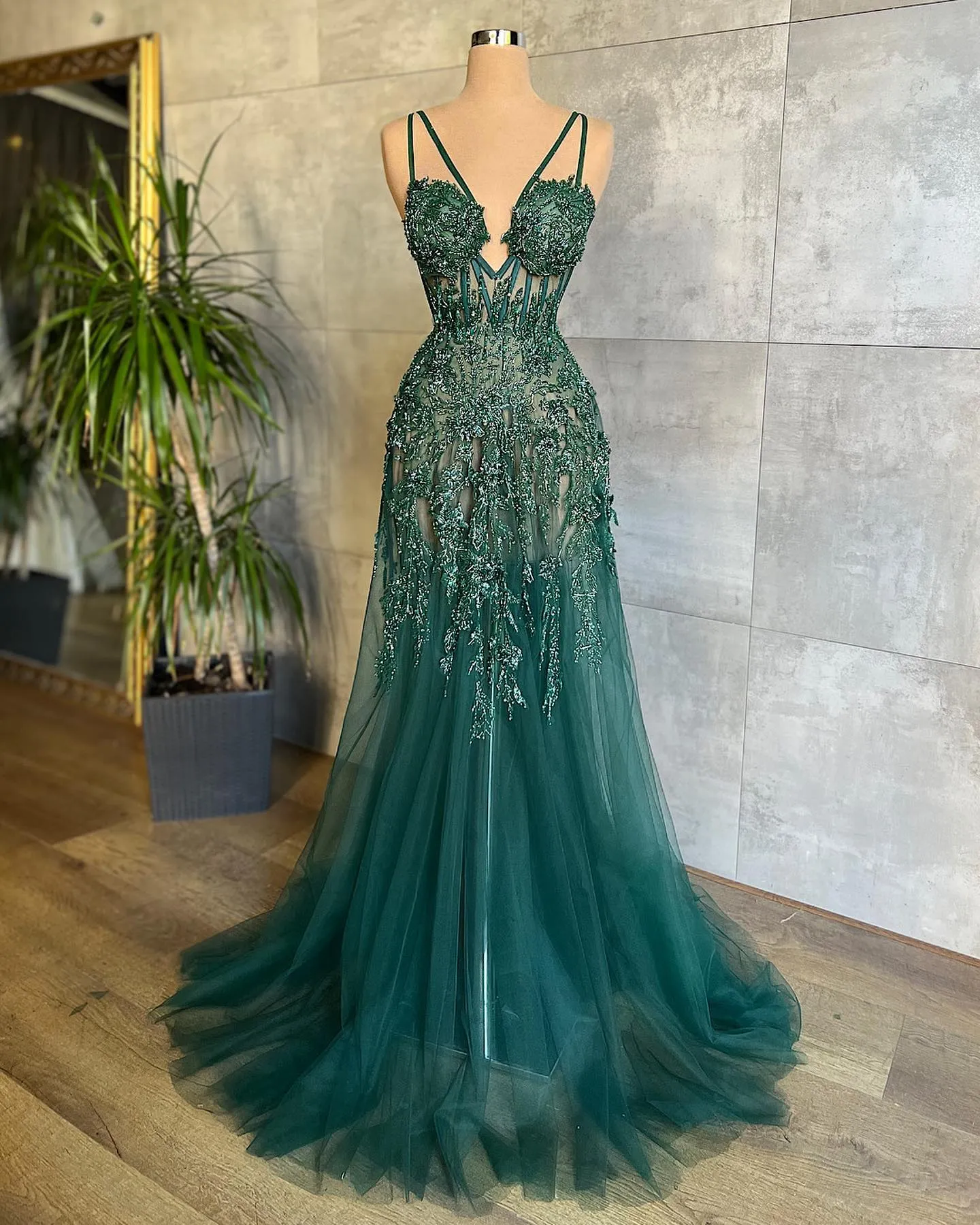 Luxury Green Prom Evening Dresses Arabic Dubai Sexy Spaghetti Straps Backless Beadings Sequins Appliques Party Occasion Gowns Vestidos BC15505