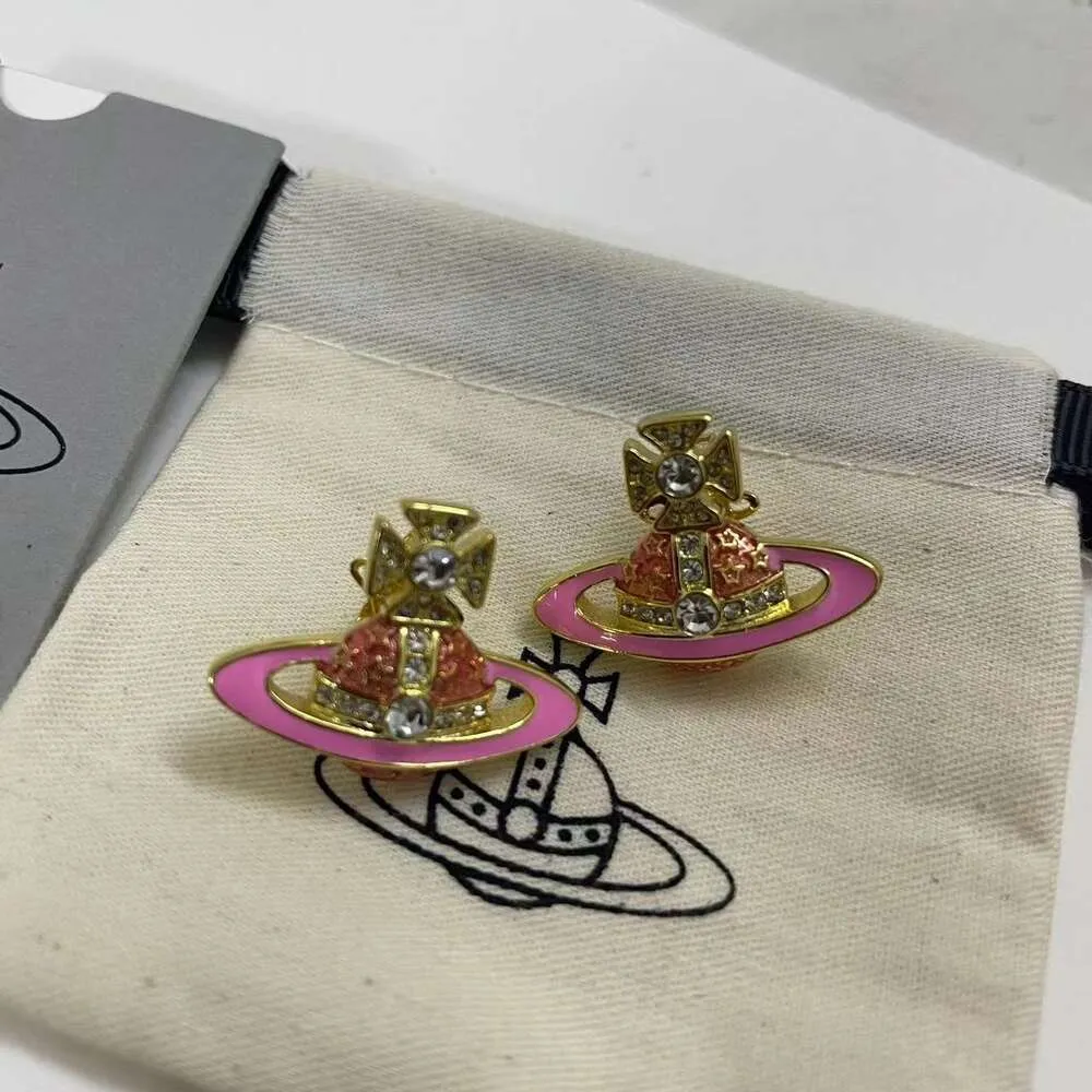 Desginer Viviene Westwoods Western Empress Dowager Pink Enamel Saturn Inlaid Diamond Earrings女性マイノリティデザインピンク惑星イヤリング新しい春/夏2023年