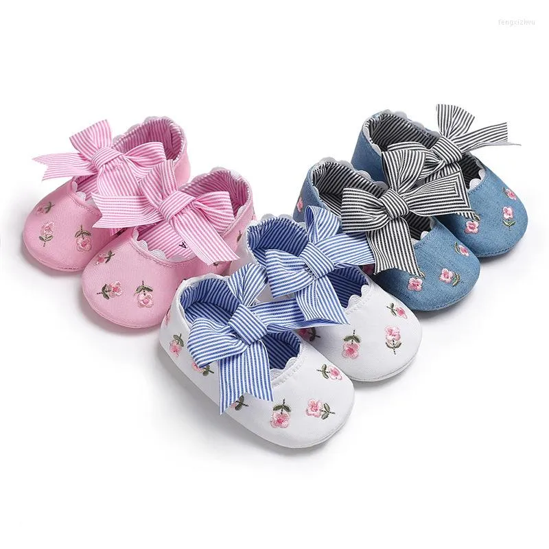 Premiers marcheurs 2023 Printemps et automne Mode Enfants Filles Vintage Princesse Style Broderie Mignon Bowknot Casual Bébé Chaussures Antidérapantes