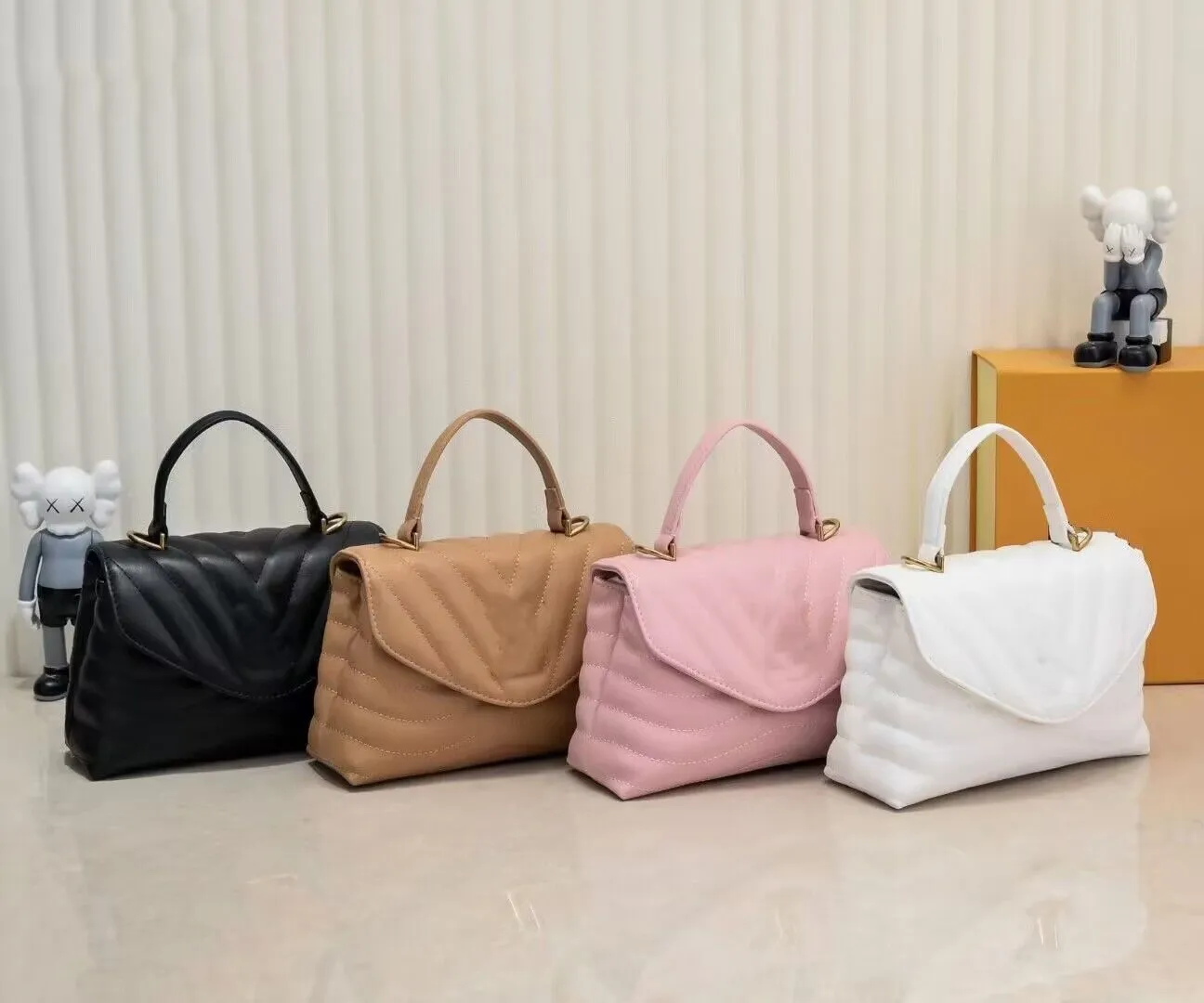 10a Desigener Tutile Body Bagには、エレガントなメタルバックルが装備されています。取り外し可能で調整可能なレザーストラップは、このハンドバッグの運搬を容易にします