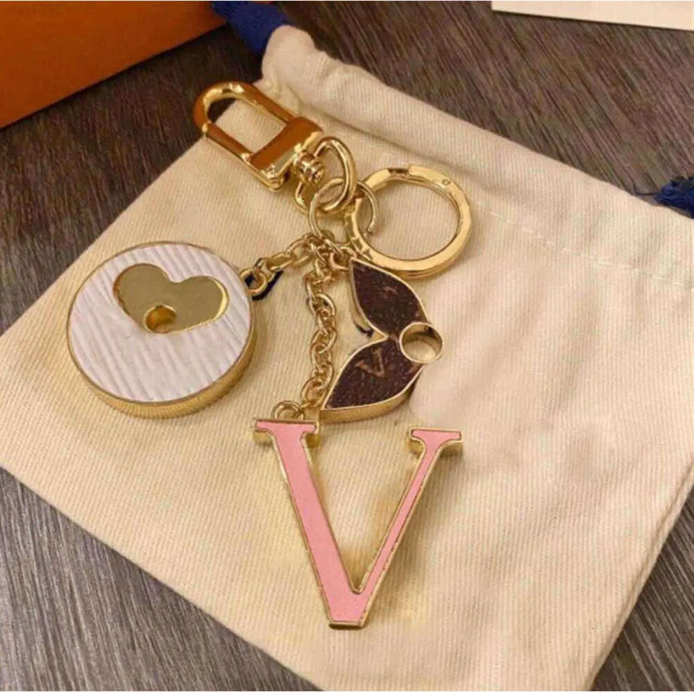 Keychains lanyards High QualTiy Brand Designer Keychain Purse Pendant Car Chain Charm Bag Keyring Trinka Gifts Handgjorda tillbehör Motion Aktuell YU8825