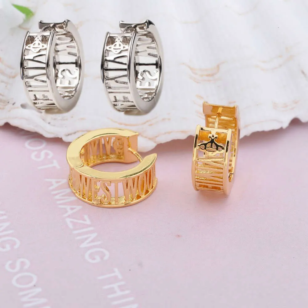 Viviene Westwoods Designer Jewelry Western Empress Dowager Vivians Niche Design Line Letters Saturnörhängen är enkla och mångsidiga med cirklar och ihåliga OU