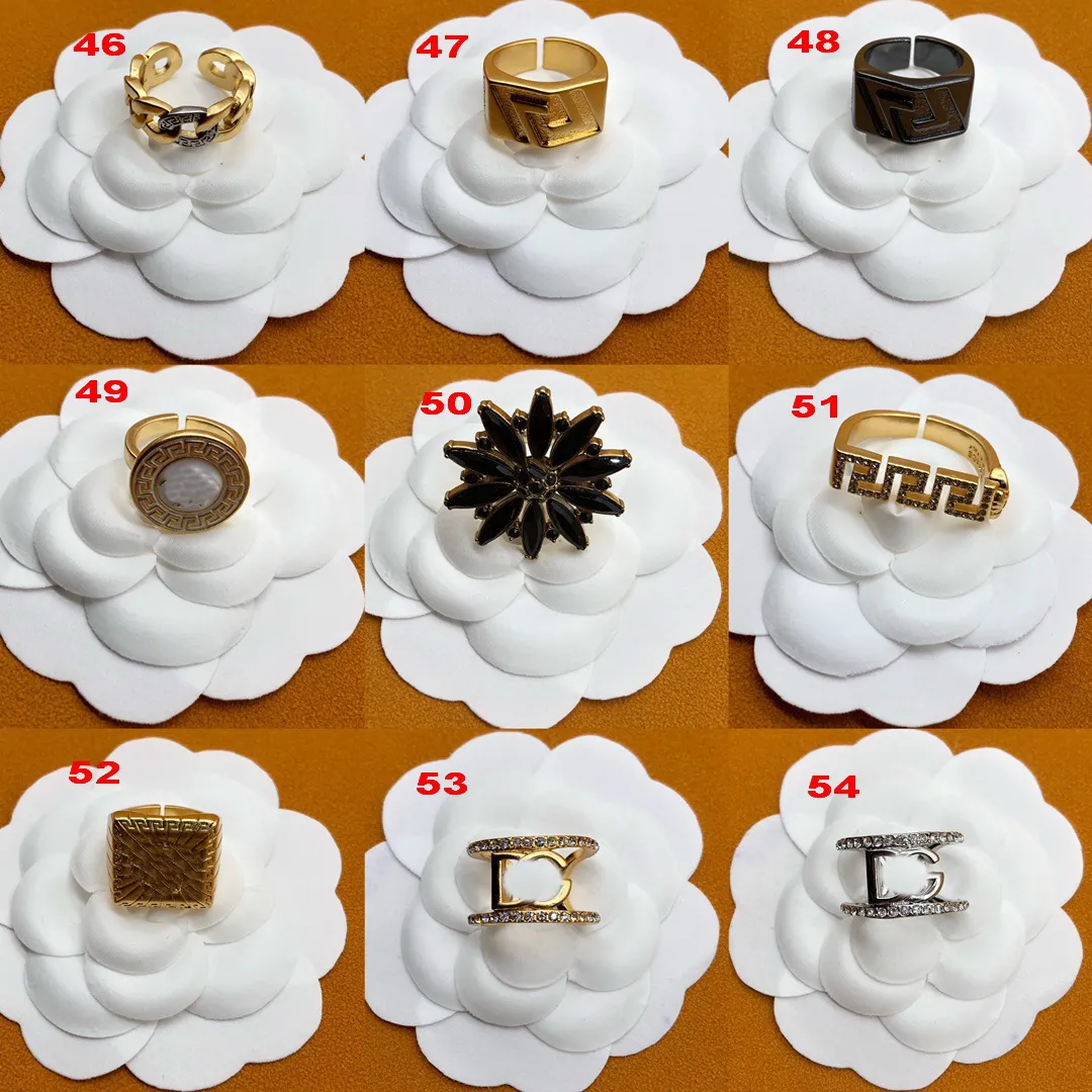 新しい20モデルは、デザインの結婚指輪を選択しますBanshee Medusaプロフィールポートレート女性男性クリスタルエナメルシグネットリングデザイナージュエリー祝祭パーティーギフトxzuhe x6