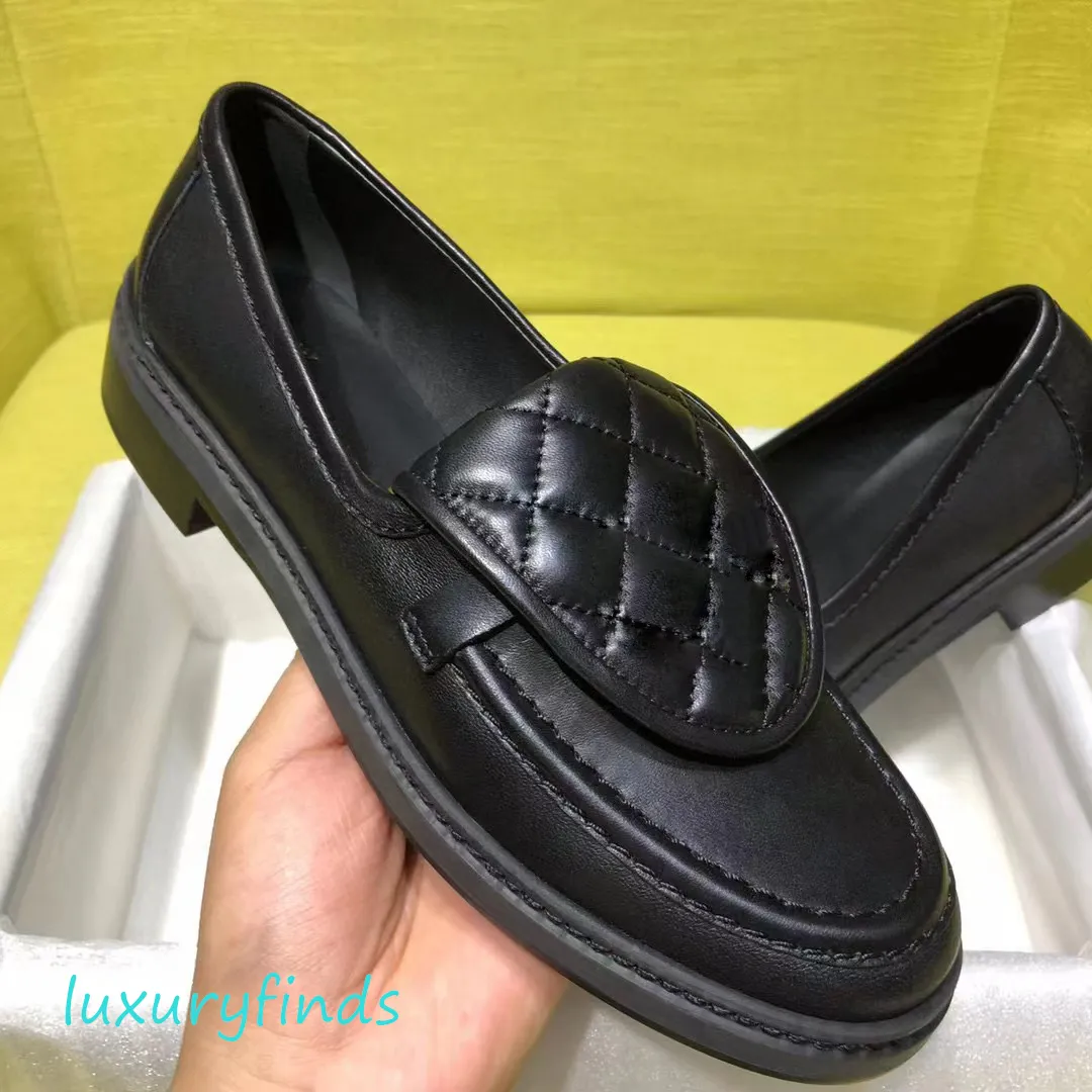 Quilted Tab Loafers Klänning Skor Dam penny loafers 100 % äkta läder Platta skor Lammskinn quiltad flik Lyx Designer Plattform Storlek 35-41 Hög kvalitet Guld Hardware