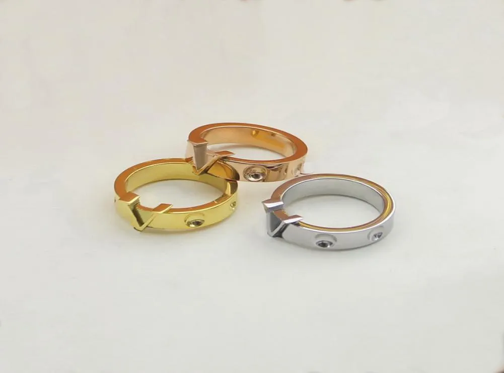 Europe America Fashion Style Rings Men Lady Women Titanium Steel Graved V Initialer 18K Gold Plated Lovers Empreinte Ring Q9K98Z 4974858