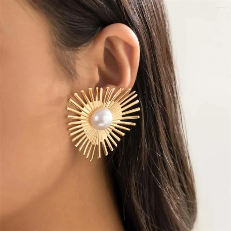 Hoop örhängen metallisk stil för kvinnor vintage överdrivna vilda spik smycken gåva geometriska hjärtformade pärlörelpinnar
