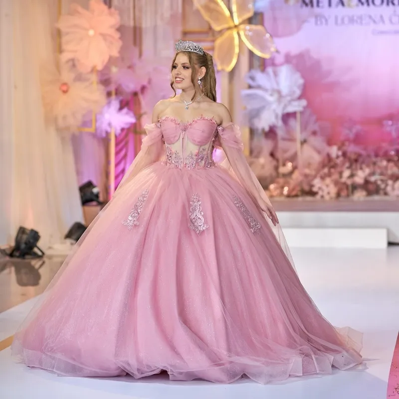 Różowa lśniąca suknia balowa sukienka Quinceanera 2024 Aplikacje koronki z Cape Princess Tiulle Vestidos de 15 Anos Birthday Party Sweet 16 Sukienka