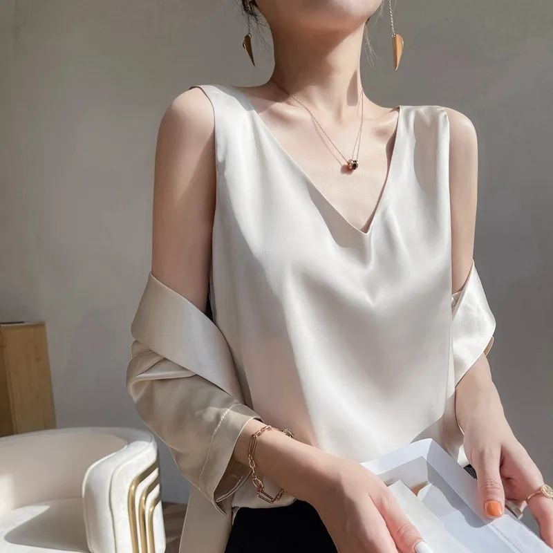 Camisoles Tanks Ladies Silk Suspenders Solid Satin Vest Spring Autumn Wild Pullover Tops女性インテリアFron-Trear V-Neck Summer Thin 230404