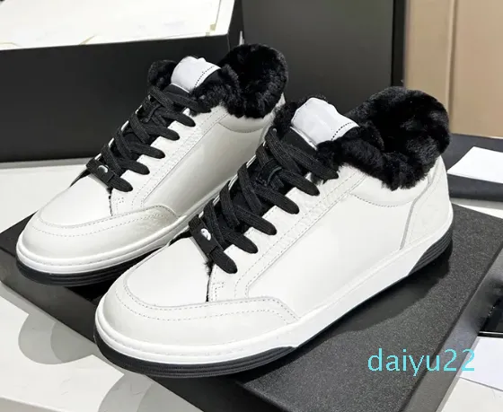 Damesschoenen met dikke zool Merkontwerper Klassiek teken Koeienhuid Letter Bovenwerk Luxe sneakers Wollen voering Antislipzool Bandage Dames Winter platte schoenen