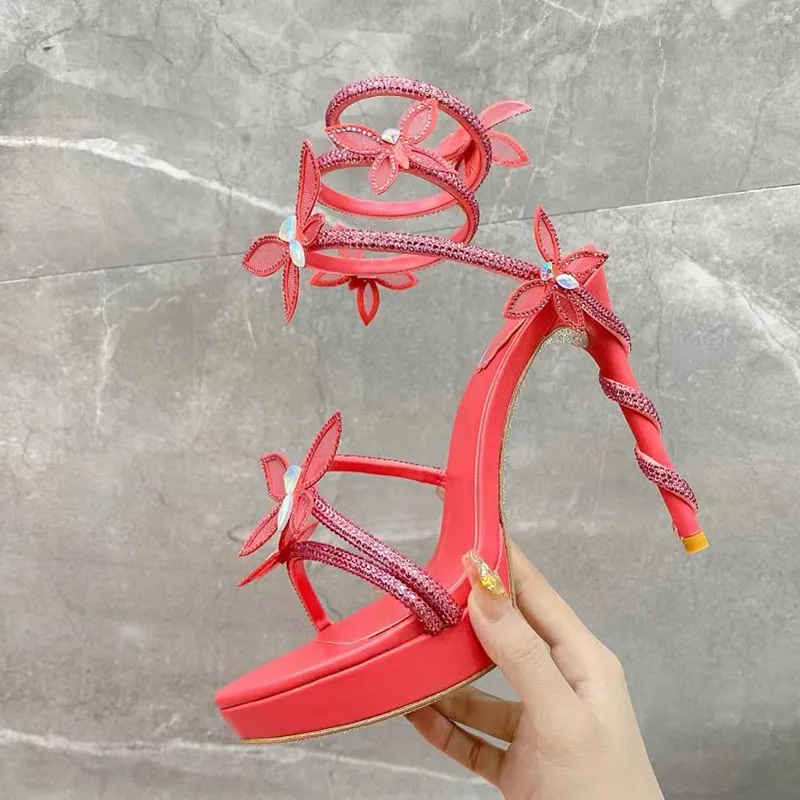 最新のマーゴットゴールドクリスタルサンダルルネカオヴィラボウタイ防水プラットフォームハイヒール 12.5 センチメートルデザイナーイブニングシューズコイル状スネークストラップ thatworks 結婚式の靴