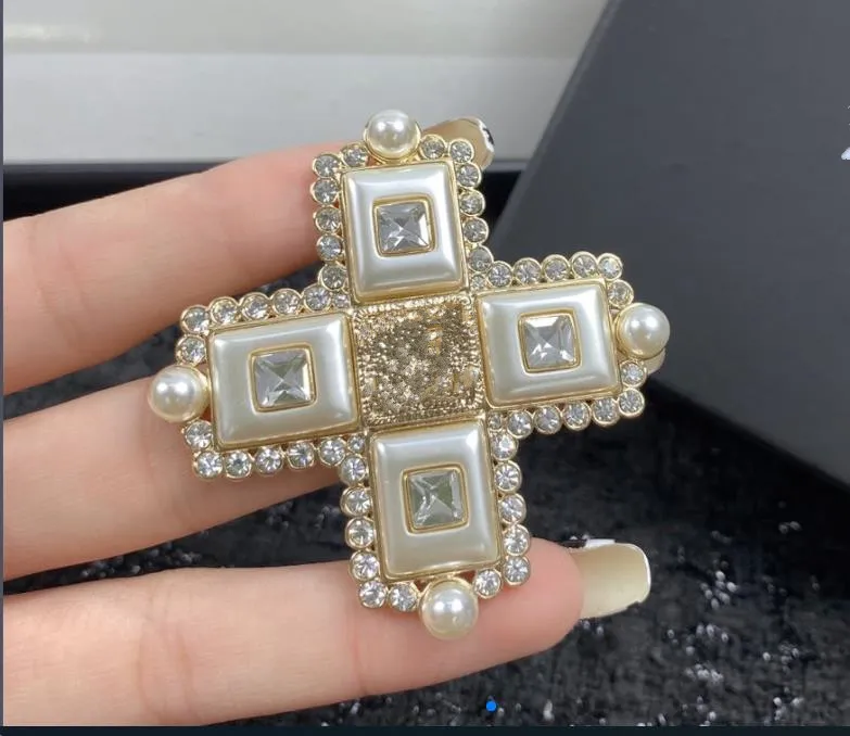 Designer Cross Brooches Pins Pearl Copper Brosch Pin Gold Color Luxury Rhinestone Crystal Gold Pins For Women Clothing Decoration Jewellery Accessories