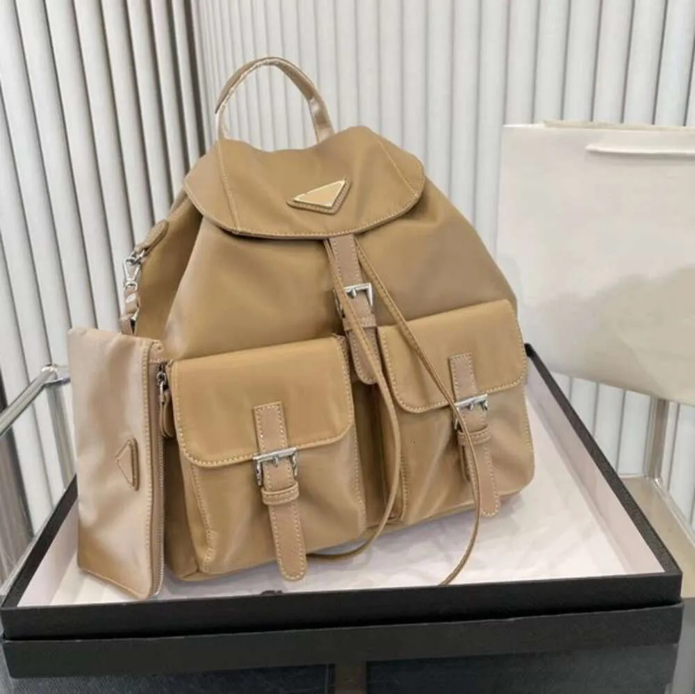 23SS P Designer Bag Men Parachute stor kapacitet Ryggsäck Western Fashion Daily Collocation Personlighet Pendlare Kvinnliga fackmynt Purv plånböcker YY5555