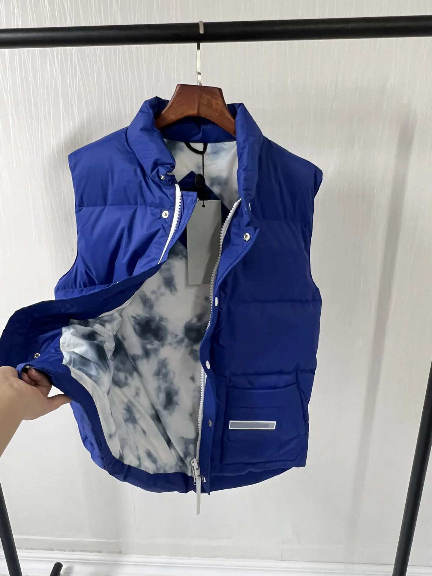 男性向けの豪華なブランドベスト女性2023 Gilet Letter Geometric Printed Seeveless暖かい服高品質のパフジャケット秋の冬のカモフラージフェイスパフジャケット