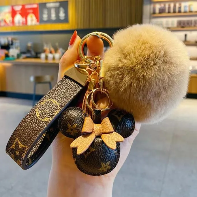 Toppklass Läder Keychain Designer Keychain Buckle Rabbit Hairball Cartoon Plush Cute Car Keychain Men's and Women's Bag Pendant Accessories