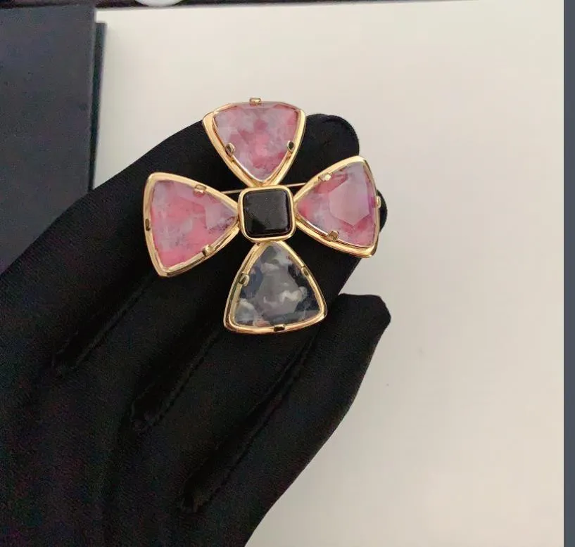 Spille di design Spille Spilla con strass a fiore Spilla Colore rosa Spille in cristallo oro di lusso per abbigliamento donna Decorazione Accessori per gioielli