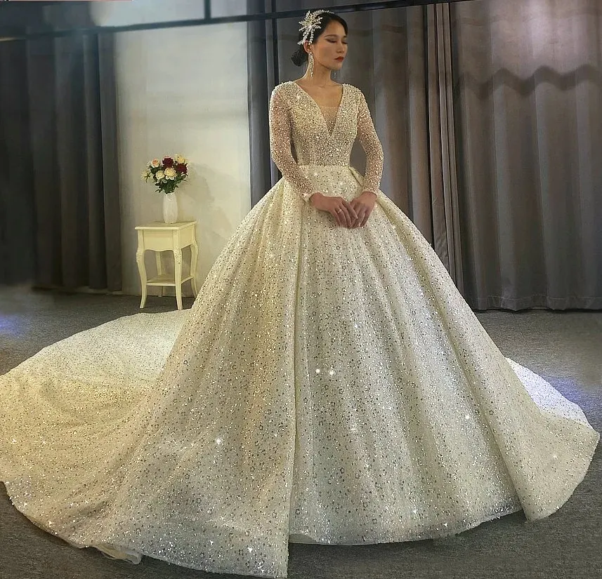 2024 Luxury Arabic Dubai Wedding Dress V-ringen Långärmar Crystal Pärlor Ruffles Bridal Gown Bling Customed Robe Mariage Vestidos de Noiva