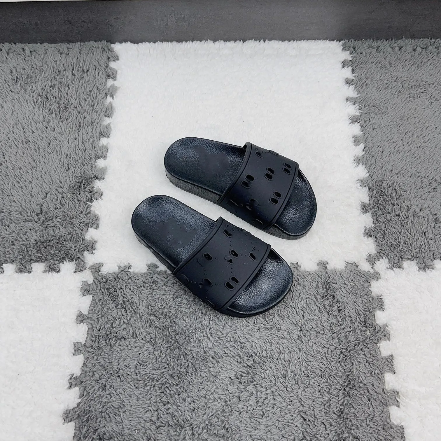 2024 GG Designer Kids Slipper Holes Rubber Sandals pojkar flickor 2024 Hålig ut Slid Sandal Summer Shoes Beach Flat Pool Slides Children Toddler Flip Flops Sliders