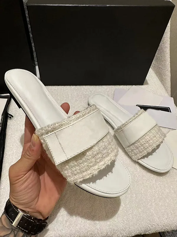 Flat stylish store slippers