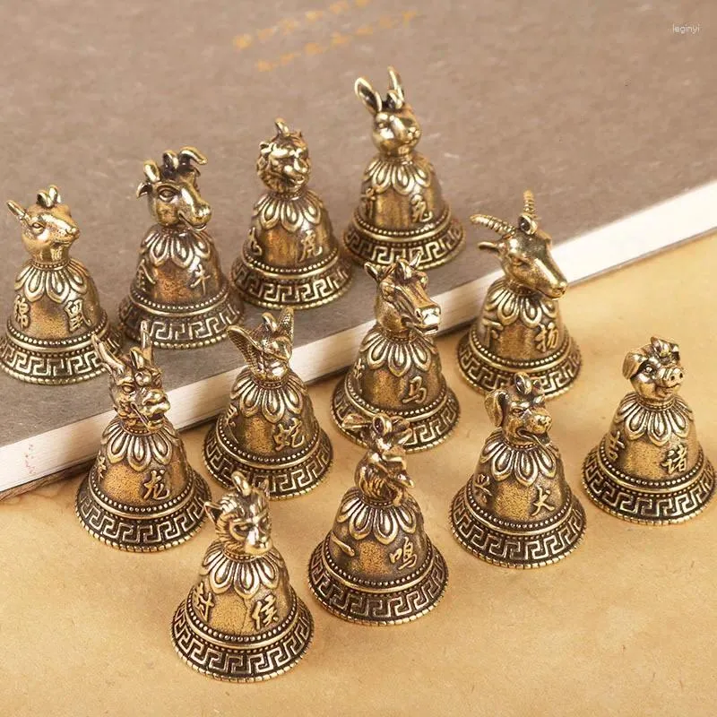 Dekorativa figurer Mässing Kinesiska 12 Zodiakdjur är huvuden Bell Keychain Pendants smycken Vintage Copper Feng Shui bil nyckelkedja