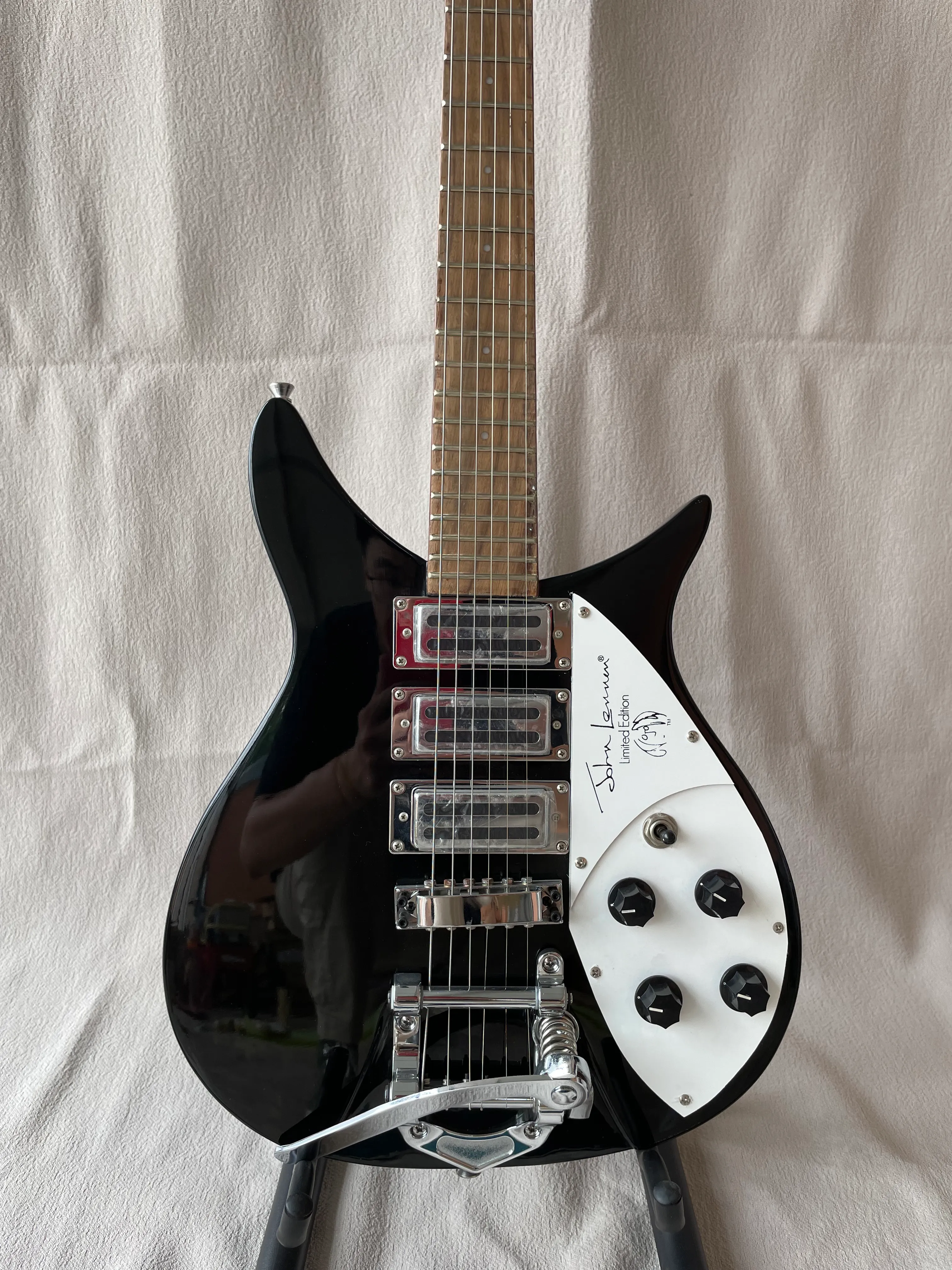 325 E-Gitarre mit Super-Tremolo-System-Brücke, metallische schwarze Farbe, hochwertige Gitarre, kostenloser Versand