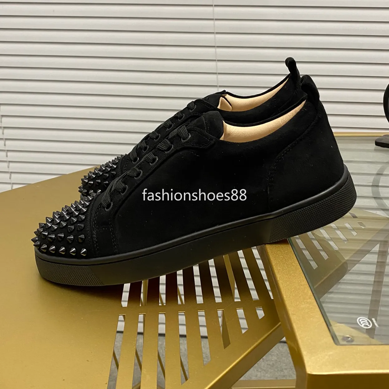 Men Designer Low Shoes Black White Camo Green Glitter Grey Rivets Leather Suede Women Spikes Career Wedding Trainers Sneakers