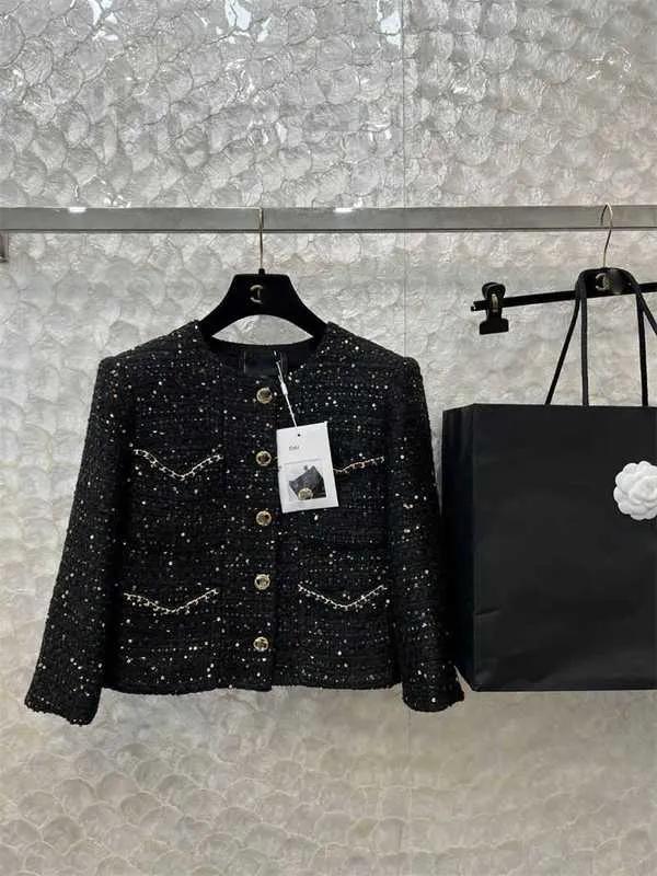 Chaquetas de mujer Diseñador 23 Otoño / Invierno Nuevo estilo Pequeña fragancia Versátil Cadena Borde Bolsillo Hebilla dorada Cuello redondo Grueso Tweed Abrigo corto ETFM