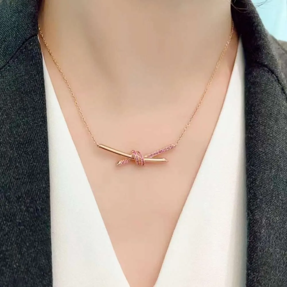 Necklace Ism High Edition V T Family Pink Diamond Twisted Necklace for Women Gold Light Series Knot Cross Collar Chain Tide