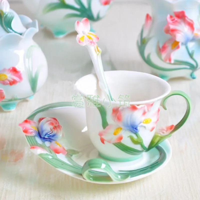 Tazas y platillos de estilo europeo, juego de tazas de café con Iris, hueso de China, té de cerámica, Mlik y platillo con cucharas, regalo para beber creativo