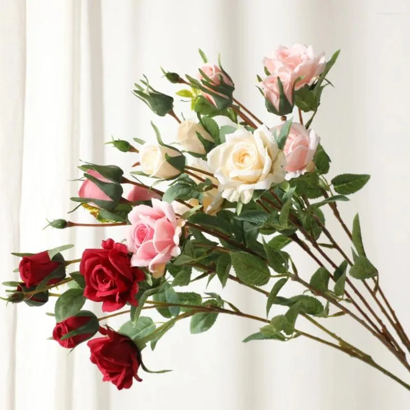 Fiori decorativi Ramo lungo Regali di rose 5 teste Decorazioni da tavola Fiore di seta rosso 65 cm Flores artificiali Matrimonio