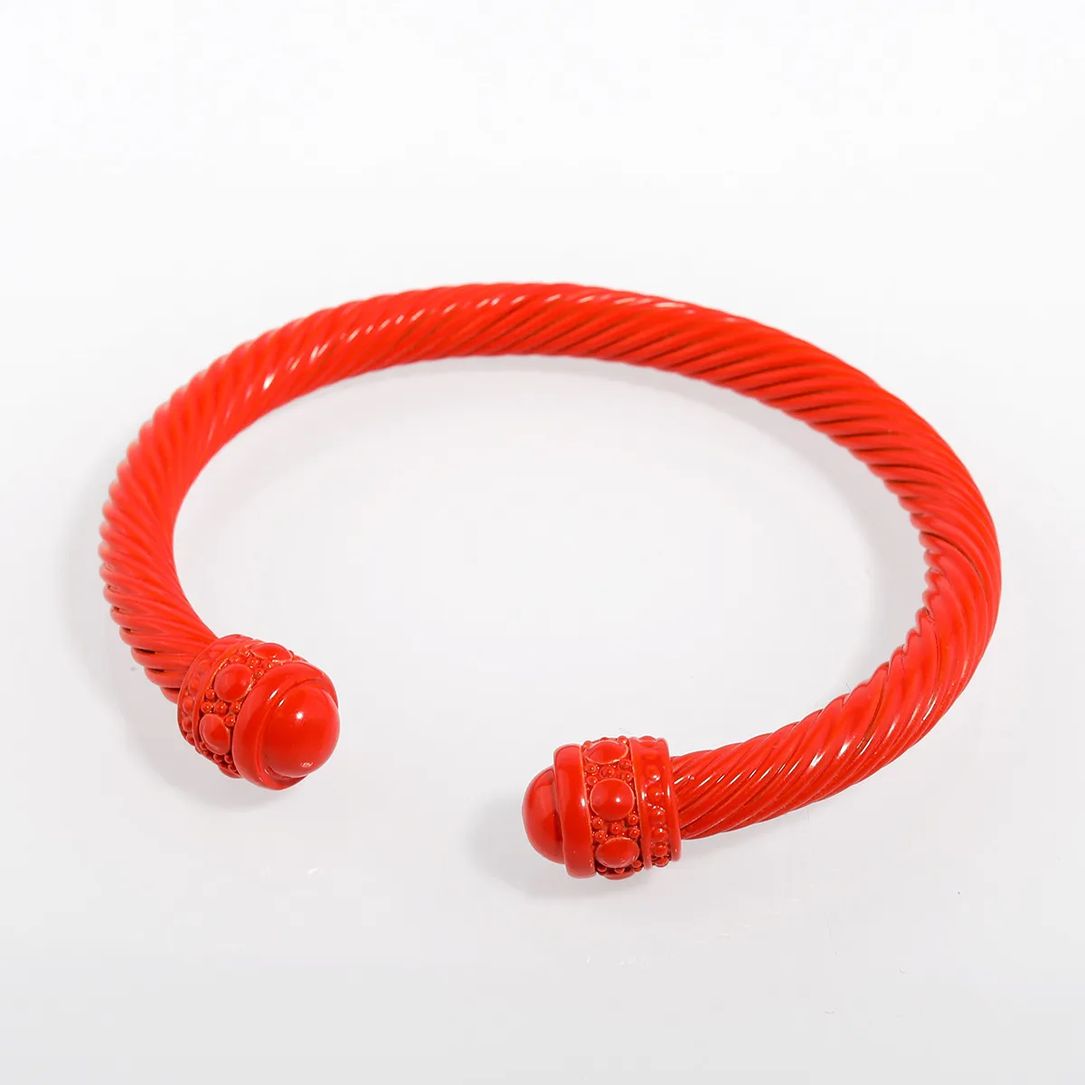 Moderiktigt färgglatt emaljarmband med kabeltråd för kvinnliga designersmycken_voghion.com