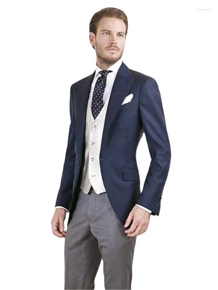 Abiti da uomo Formali Ultimi abiti su misura 3 pezzi Giacca blu scuro Pantaloni grigi Gilet bianco Abiti da uomo da sposa Set Blazer su misura Pantaloni Abiti da festa per la cena