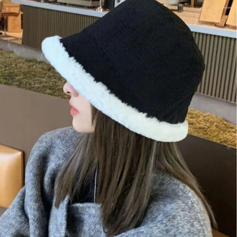 Berets nicho design quente cordeiro velo à prova de vento algodão feminino chapéu de pelúcia pescador outono boné estilo coreano balde