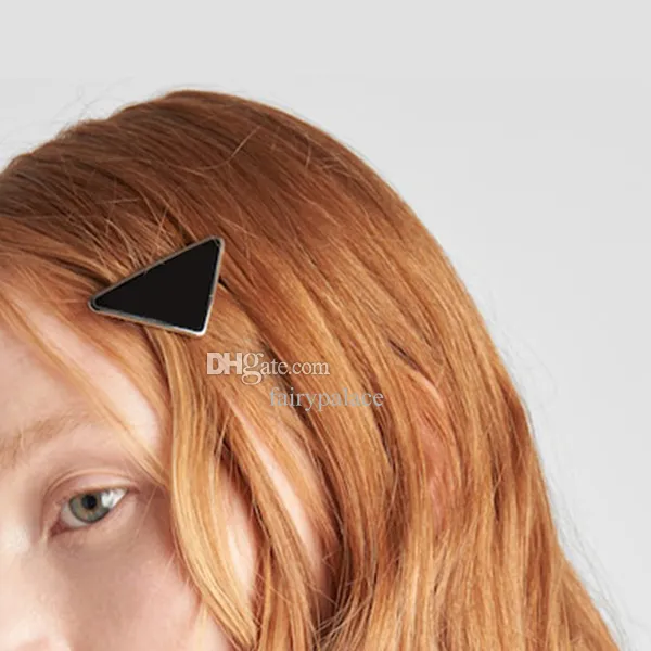 Une paire de pinces à cheveux triangulaires en métal avec timbre, Barrettes à lettres triangulaires pour femmes et filles, accessoires de bijoux de styliste à la mode, cadeau