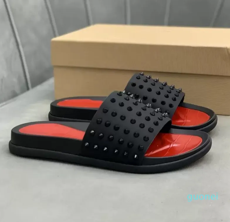 Man Classic Spike Slippers مسطحات مسطحات شريحة صندل أرصاد سميكة من المطاط الوحي