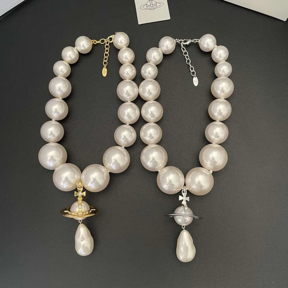 Ein neuer Nischen-Saturn verfügt über eine hochwertige leichte Halskette mit weiblichem Schlüsselbeinketten-Perlen-Temperament
