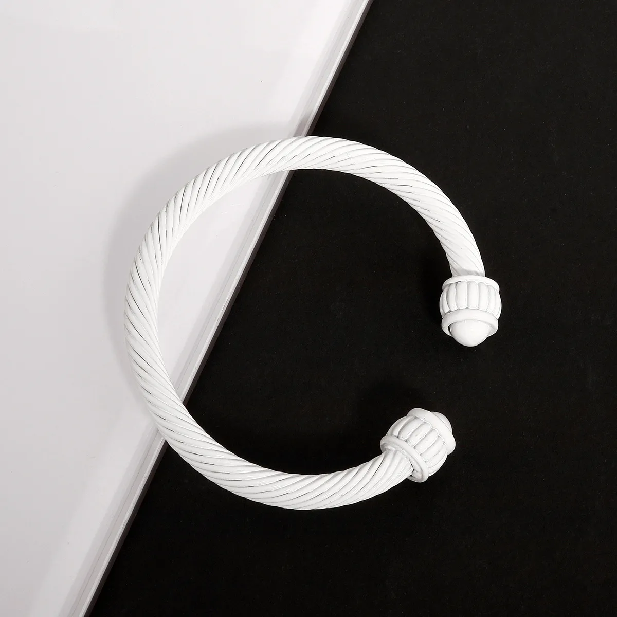 Moderiktigt färgglatt emaljarmband med kabeltråd för kvinnliga designersmycken_voghion.com