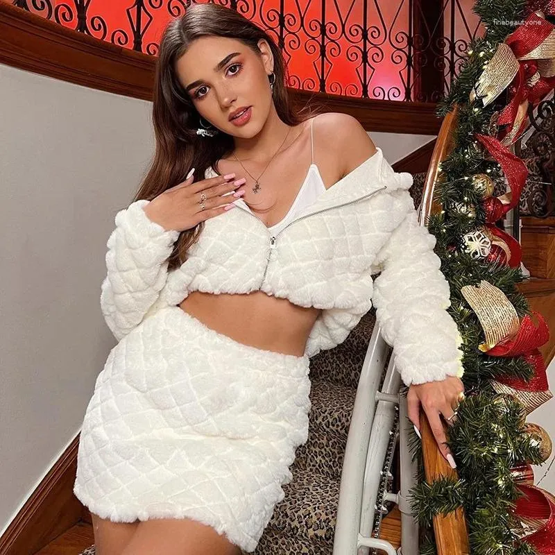 Sweats à capuche pour femmes hiver Noël Halloween Fluff blanc 2 pièces ensemble haut court sexy élasticité mini jupes zippées à capuche à manches longues