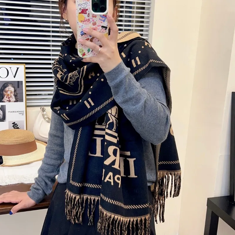 Sciarpa di lusso del progettista di marca Sciarpa calda morbida invernale Stile boutique Scialle di Pashmina invernale Natale Donne romantiche Compleanno nuove sciarpe regalo d'amore