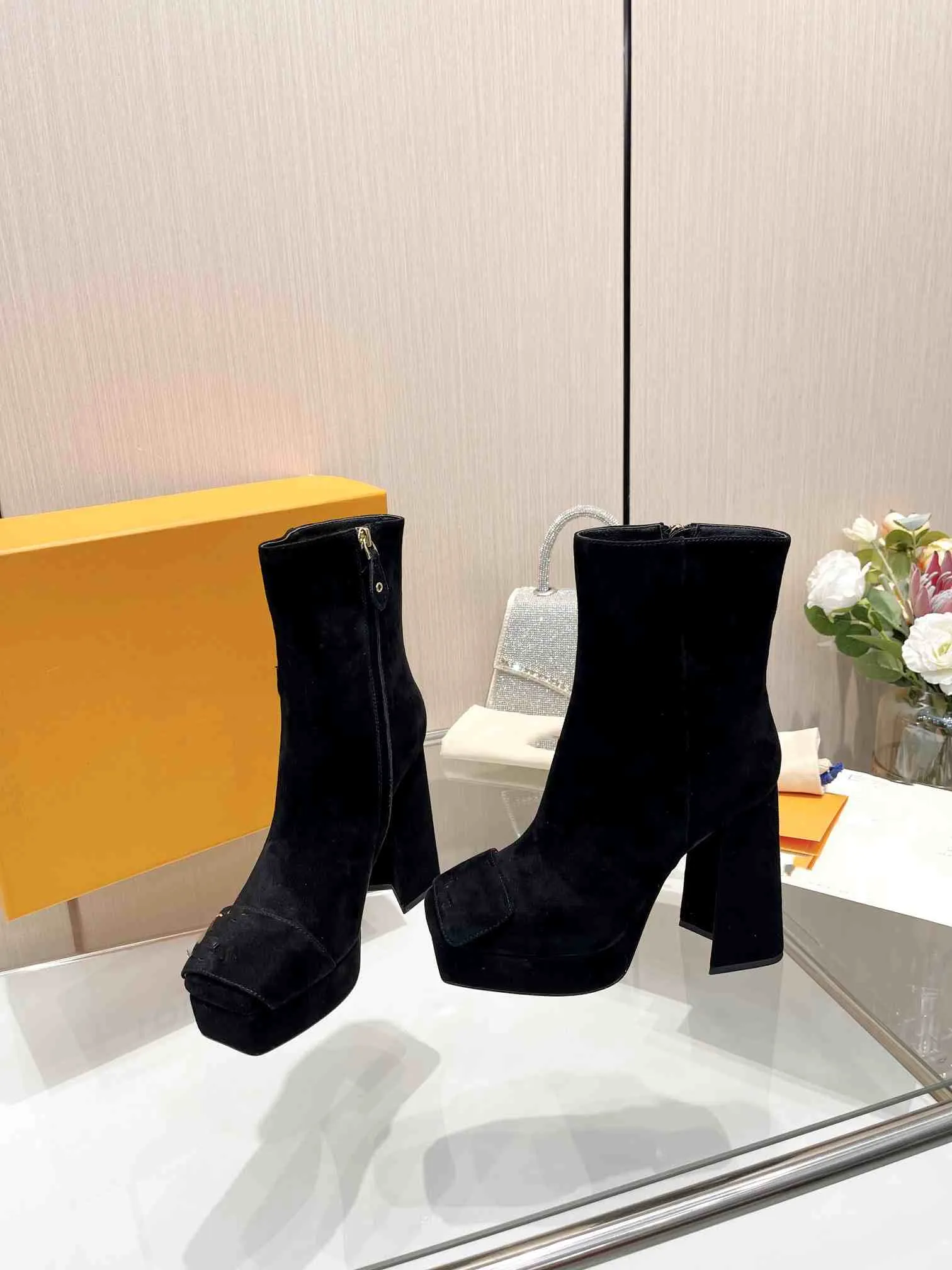 The latest runway style with noble temperament and high water platform design, 6-inch short boots