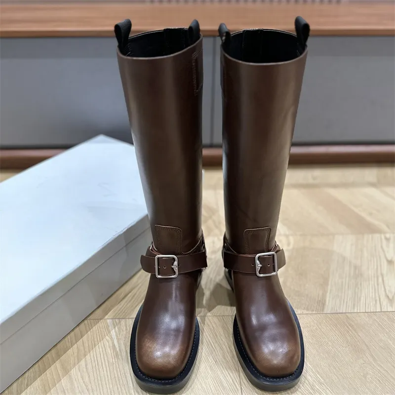 Dikke hak tenen Knie lange laarzen Riemgesp Koeienhuid Instapper Motorlaarzen Dames Outdoorschoenen Luxe designer gevechtslaarzen Fabrieksschoeisel EU 35-40