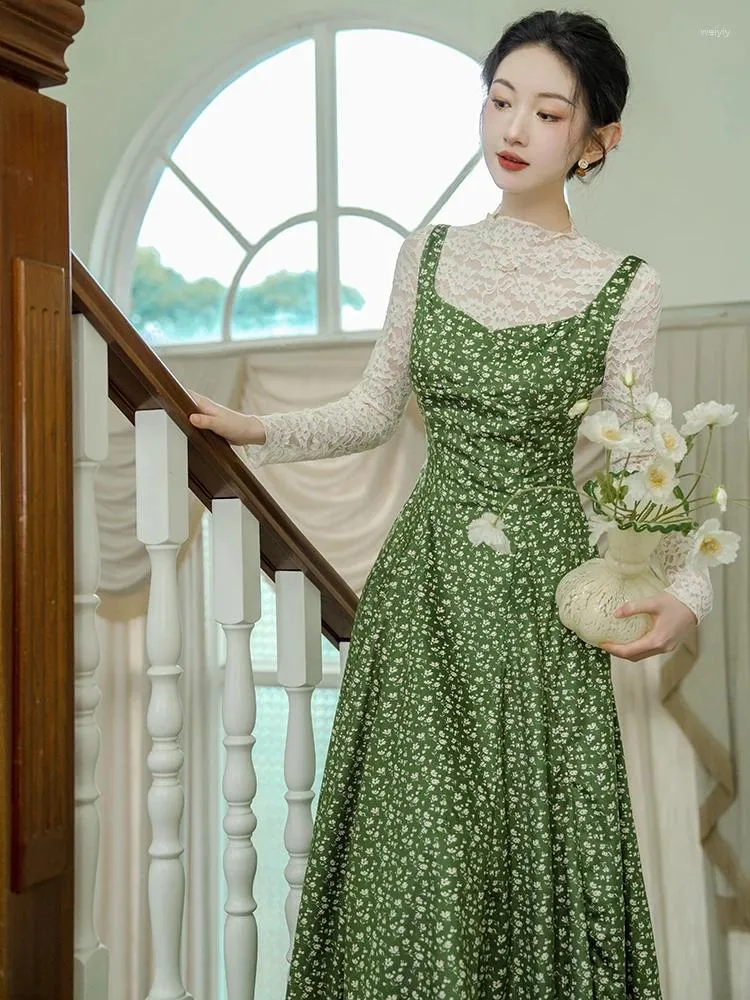 Arbetsklänningar franska retro Tvådelar Set för Women Lace Top Green Flower Vintage Velvet Strap Dress Elegant Casual Female Autumn Outfits