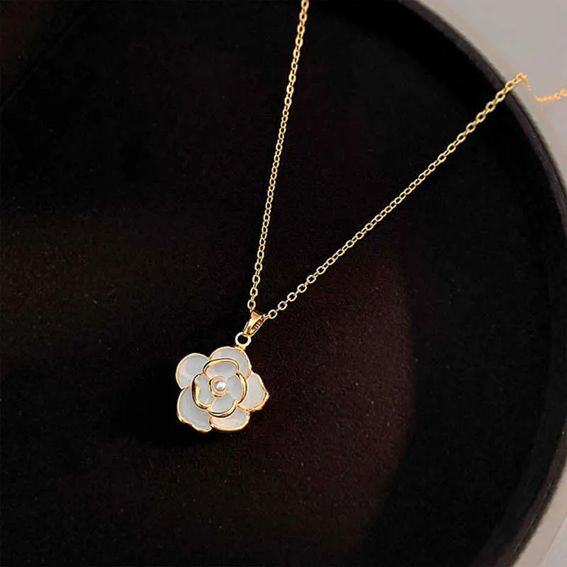 Colliers brins cordes fleur de camélia collier pour femme printemps/été 2023 nouveau pendentif perle parfumé vent collier lumière luxe petite chaîne de chandail